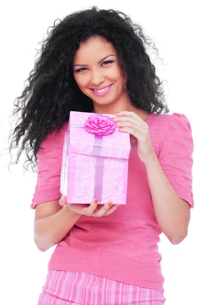 Jovem mulher feliz com um presente — Fotografia de Stock