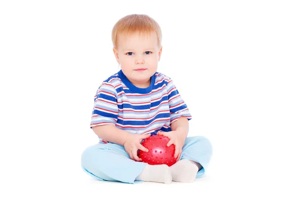 Dość mały chłopiec z czerwoną piłkę — Zdjęcie stockowe