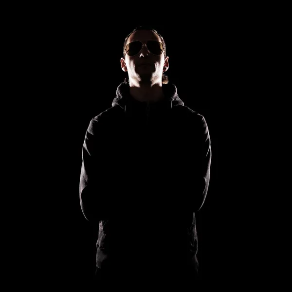 Stylowy portret człowieka na ciemnym tle — Zdjęcie stockowe