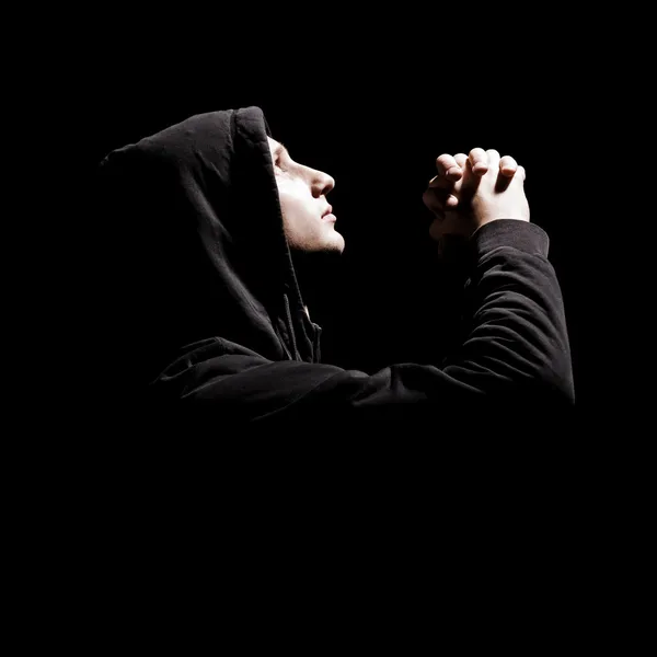 Молодий чоловік молиться — стокове фото