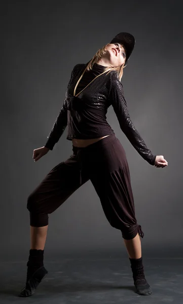 Aantrekkelijke slank blond dansen — Stockfoto
