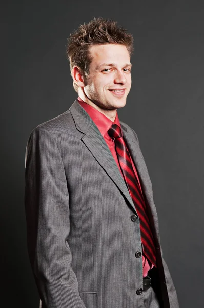 Smiley affärsman i grå kostym — Stockfoto