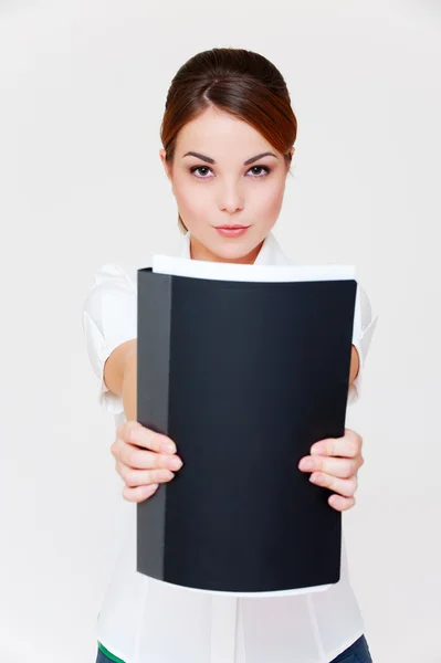 Affärskvinna som visar hennes betänkande i svart mapp — Stockfoto
