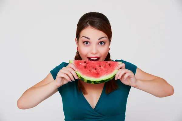 Mulher feliz mordendo fatia de melancia — Fotografia de Stock
