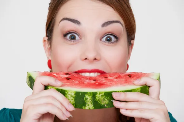 Glückliche Frau beißt Scheibe Wassermelone — Stockfoto