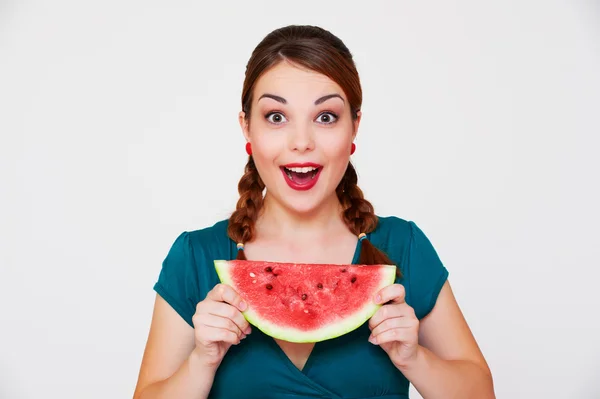 Mujer feliz con rebanada de sandía —  Fotos de Stock