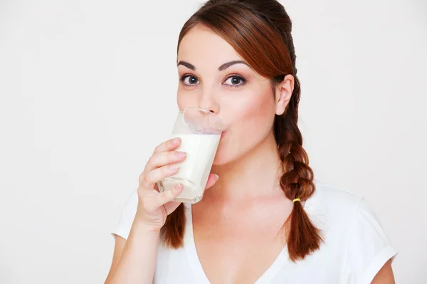 Felice giovane donna che beve latte — Foto Stock