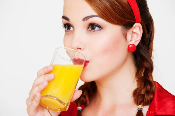 Menina encantadora com vidro de suco de laranja — Fotografia de Stock