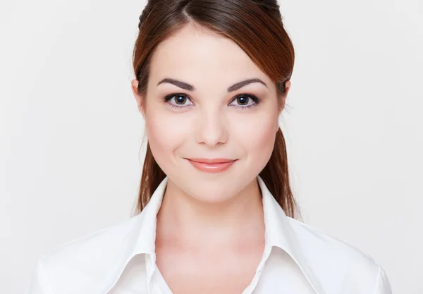 Schöne Smiley-Frau im weißen Hemd — Stockfoto