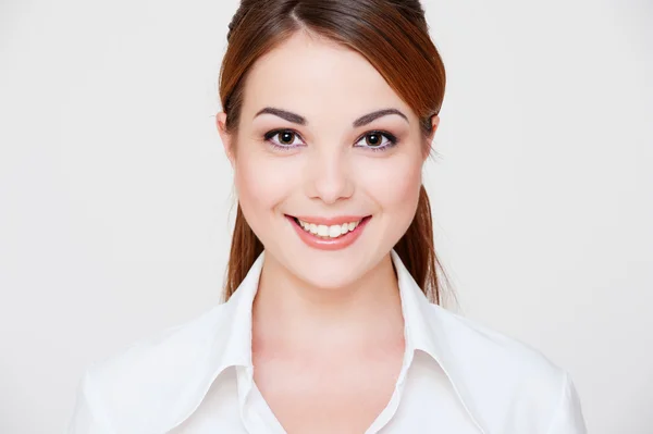 Mooie smiley vrouw in wit overhemd — Stockfoto