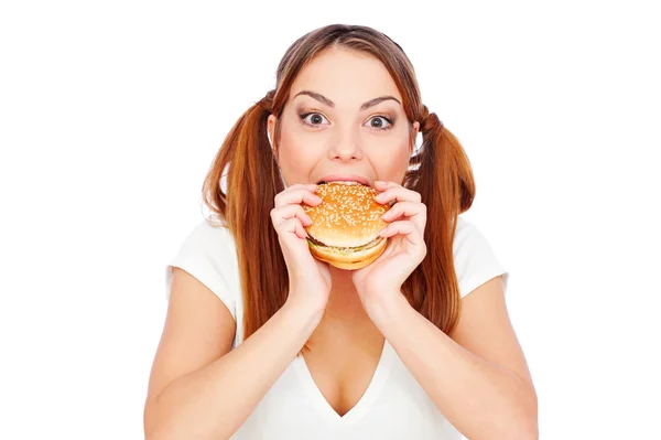 Όμορφη γυναίκα που τρώνε το burger με ενθουσιασμό και κέφι — Φωτογραφία Αρχείου