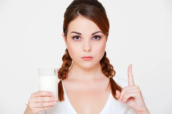 Jovem mulher séria segurando copo de leite — Fotografia de Stock