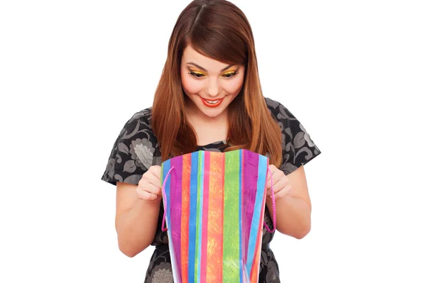 Mujer sonriente mirando a la bolsa de compras — Foto de Stock