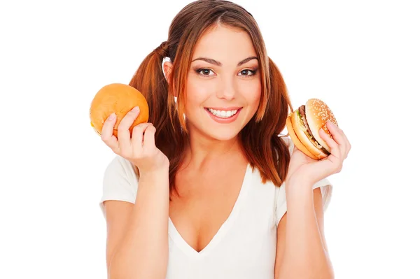 Mulher sorridente com hambúrgueres — Fotografia de Stock