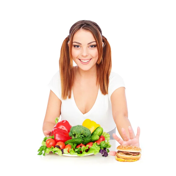 Mulher sorridente com legumes e hambúrguer — Fotografia de Stock