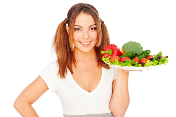 Усміхнена молода жінка тримає овочі — стокове фото
