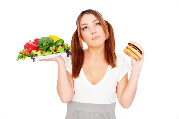 Donna con verdure fresche e hamburger — Foto Stock