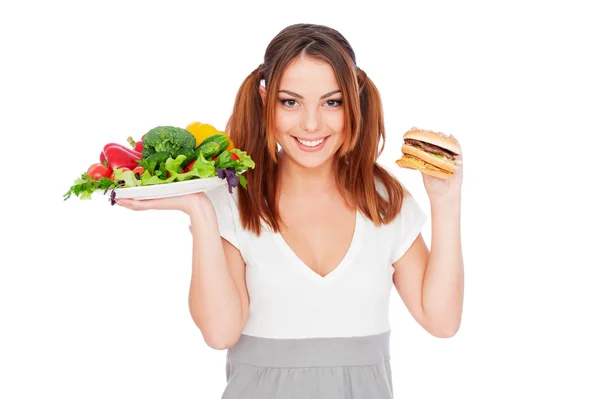 Mujer con hamburguesa y verduras — Foto de Stock