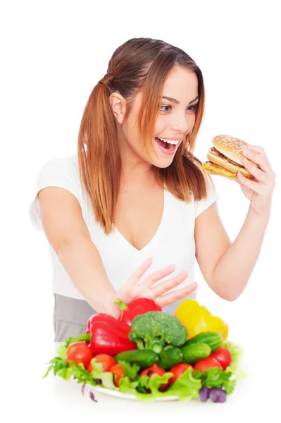 Kobieta z smaczny Hamburger i warzywa — Zdjęcie stockowe