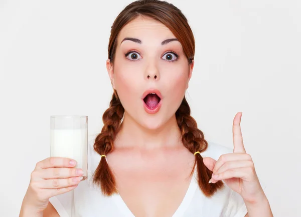 Jovem mulher segurando copo de leite — Fotografia de Stock