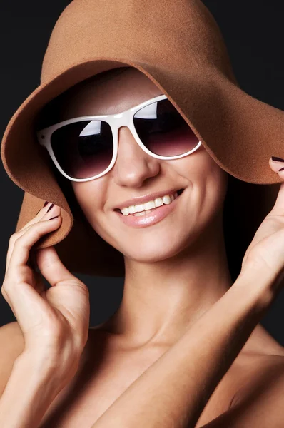 Gülen kadın şapka ve güneş gözlüğü — Stok fotoğraf