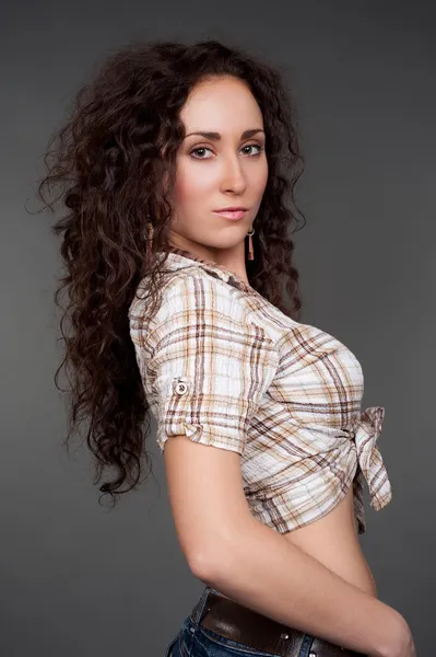 Atraktivní brunetka s dlouhé vlnité vlasy — Stock fotografie