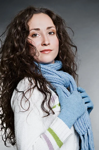 美丽的女人针织的手套和围巾 — 图库照片