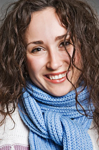 Счастливая молодая женщина в синем шарфе — стоковое фото
