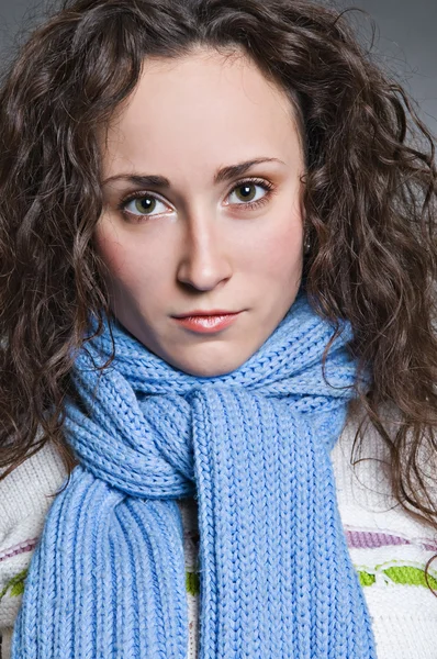 Серьезная молодая женщина в шарфе — стоковое фото