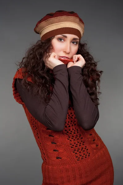 Kobieta w brązowe pręgowane beret — Zdjęcie stockowe