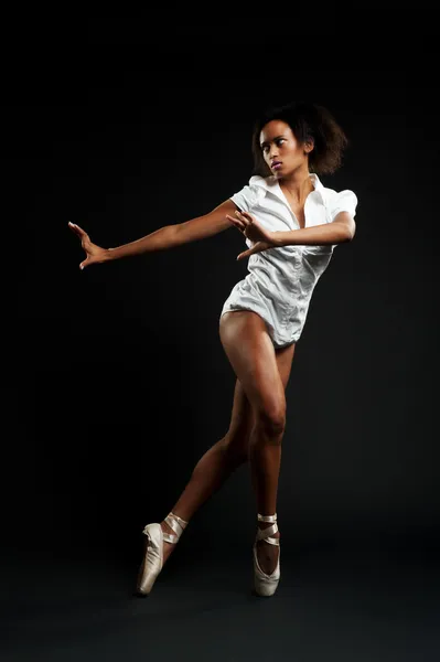 Очаровательная балерина в белой рубашке — стоковое фото