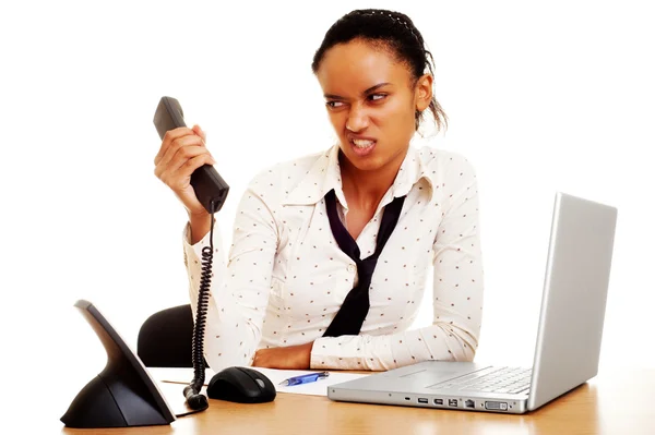 Mujer de negocios enojada con teléfono —  Fotos de Stock