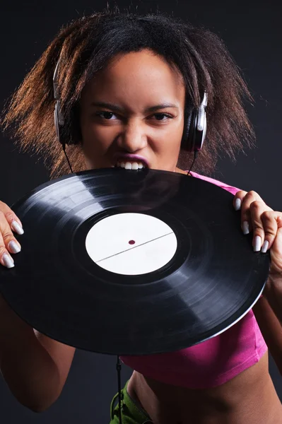 Attraktiv kvinna med vinyl — Stockfoto