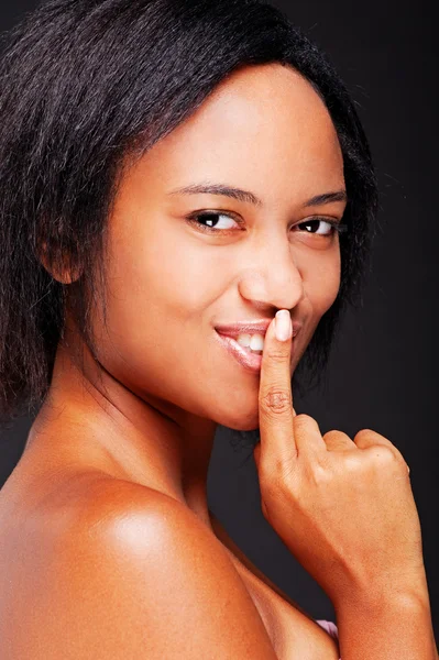 彼女の口に指を持つ美しい女性 — ストック写真