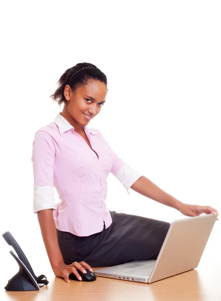 Businesswoman sitting on the table — Stockfoto