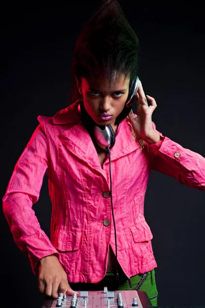 Крутой ди-джей в розовой куртке — стоковое фото
