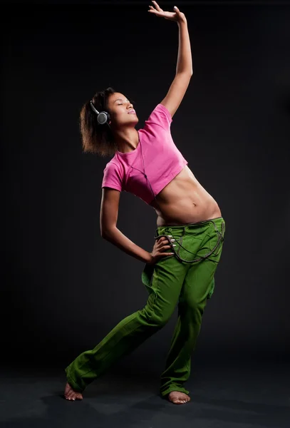 Танцююча жінка в навушниках — стокове фото