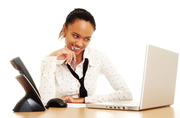 Mujer bonita sonriendo y mirando el ordenador portátil — Foto de Stock
