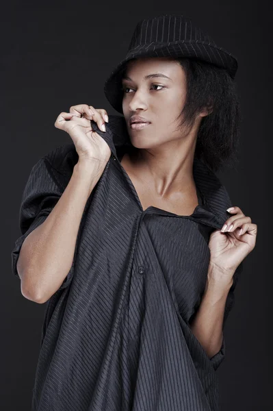 Сексуальна жінка в чорній футболці — стокове фото