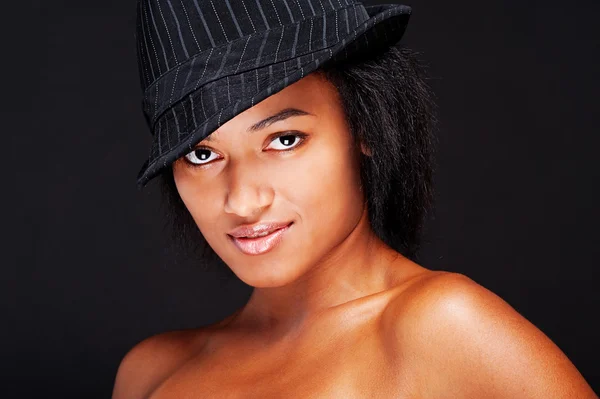 모자에 있는 섹시 한 젊은 여자 — 스톡 사진