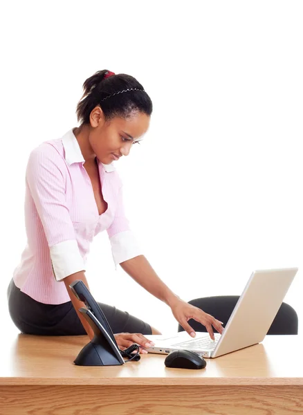 Student sitting on the table and typing — Stock Photo, Image