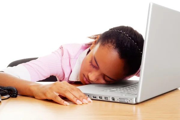 Уставший студент спит на клавиатуре — стоковое фото