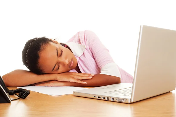 Mujer cansada durmiendo en el lugar de trabajo — Foto de Stock