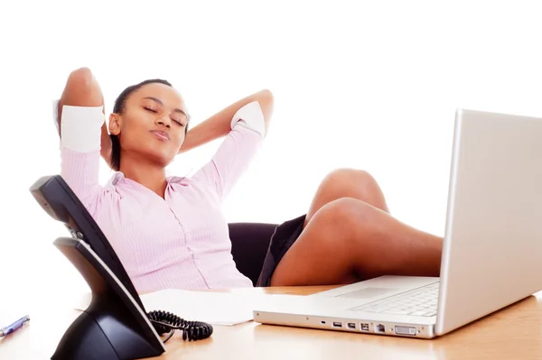 Giovane donna d'affari rilassante sul posto di lavoro — Foto Stock