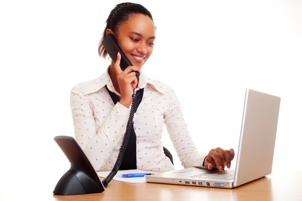 Mujer joven trabajando y hablando por teléfono — Foto de Stock