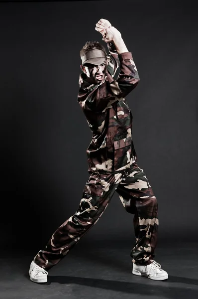 Soldato aggressivo in uniforme militare — Foto Stock