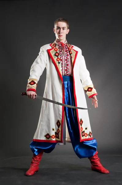 Озброєні молодих козака в національних українських костюмах — стокове фото