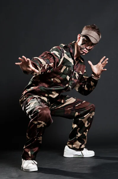 Breakdancer in camouflage — Stock Photo, Image