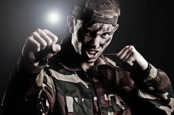Homem militar expressivo que ataca — Fotografia de Stock