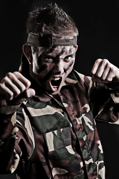 Ekspresyjny młody żołnierz — Zdjęcie stockowe